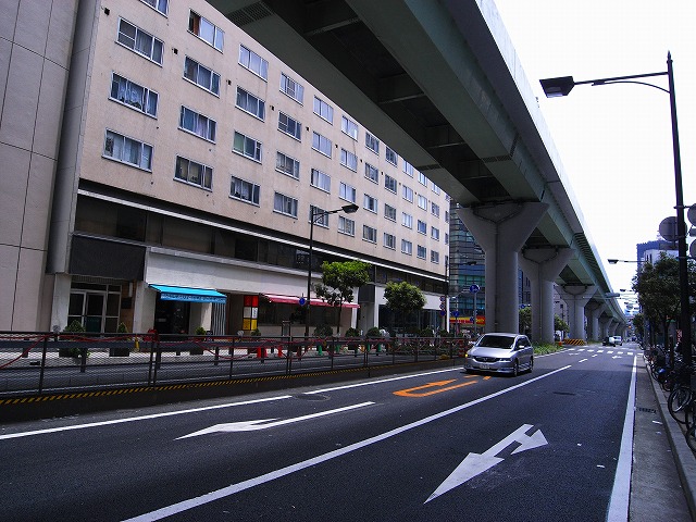 高架が遮っていて 全景がなかなか見えないですね。  完成当時はポートライナーがなかったので 全く違う景色だったと想像できます。
