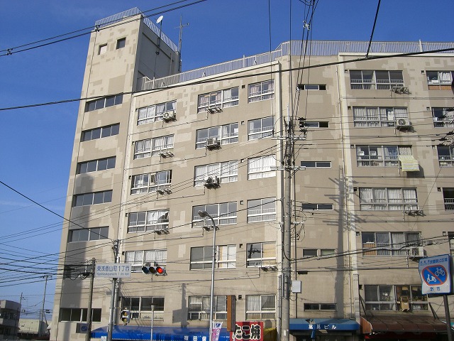 階段室が近いところに２つあります。真ん中が一般ビル用、右端が公団用です。 