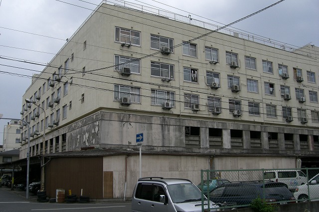 裏手より実はこの団地は中に吹き抜け庭があるそうです。一回見てみたいものです。 以上、公団赤川町団地でした。