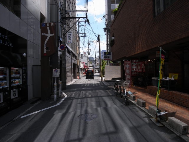 都会の喧噪から 少し離れた閑静な地区へ着きます。