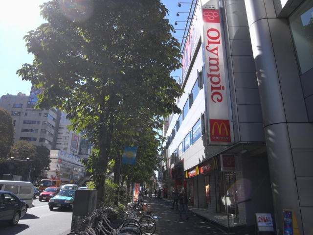 団地一階にはスーパーとマクドあります。
