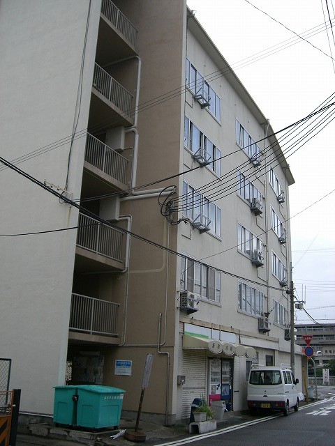神戸市内では一番古い公団市街地住宅です。 団地型住宅では鷹取団地が一番古いですが、既に建て替えられており 現存する中ではこの団地が公団建設のものでは最古と思われます