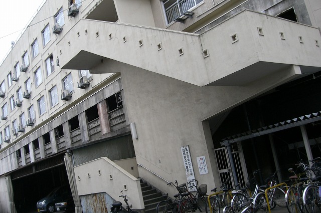 赤川町団地一番の目玉はこの四角穴つき階段です。目につくな～。 