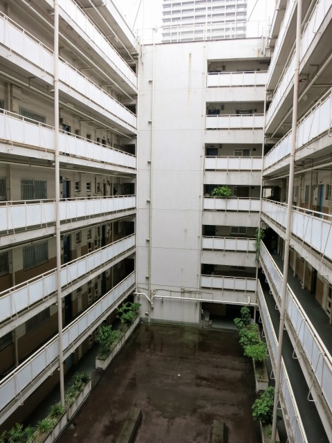 中は吹き抜けとなってます。西日本特有の市街地住宅の形みたいです。（友人の部屋内覧時に撮影）