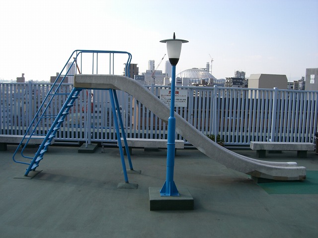 大阪ドーム×遊具×電灯 不思議な組み合わせです。（撤去済）