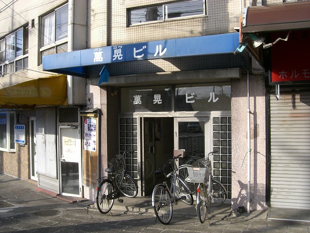 民間ビル入り口