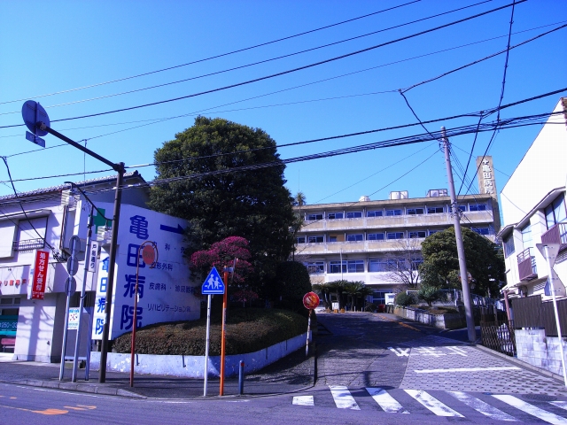 坂の上にあるのが御所山団地。 病院と一体してて分かりにくいです。 