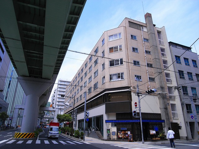 団地全景 数えてみたら６Ｆ建てです。 ＥＶなしなので今では作ることの 出来ない建物かな？