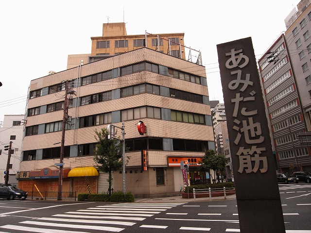 前の通りは あみだ池筋です。