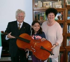 Strahlende Gesichter bei der Übergabe des Violincellos; Nimi, Evelyn Wittbrodt, Rektorin der KGS Donatusschule und Dietrich Gross, Präsident des KC Bonn e.V. (Foto: Dr. Büssemaker, KC Bonn)