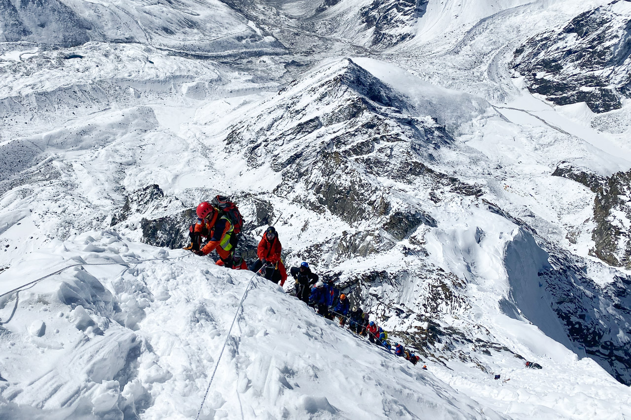 Zwei Team von Everest-Aspiranten üben das kommende Schlangestehen am Hillary Step.