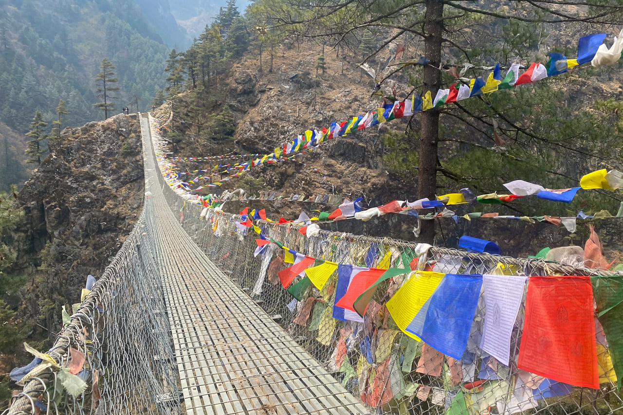 Die lange Hängebrücke vor dem letzten Anstieg nach Namche Bazar.