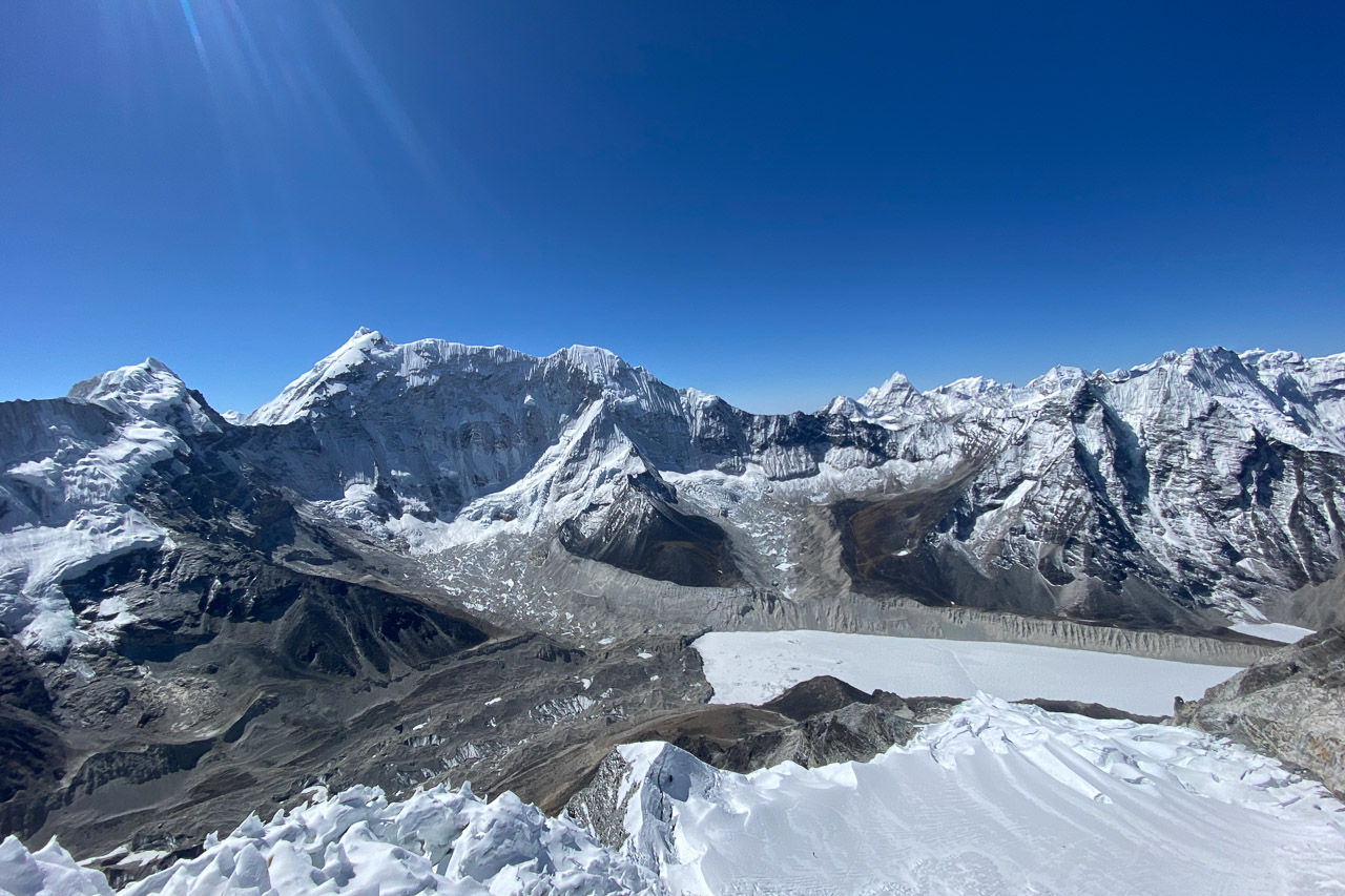 Blick vom 6189 Meter hohen Gipfel des Imja Tshe resp. Island Peak.