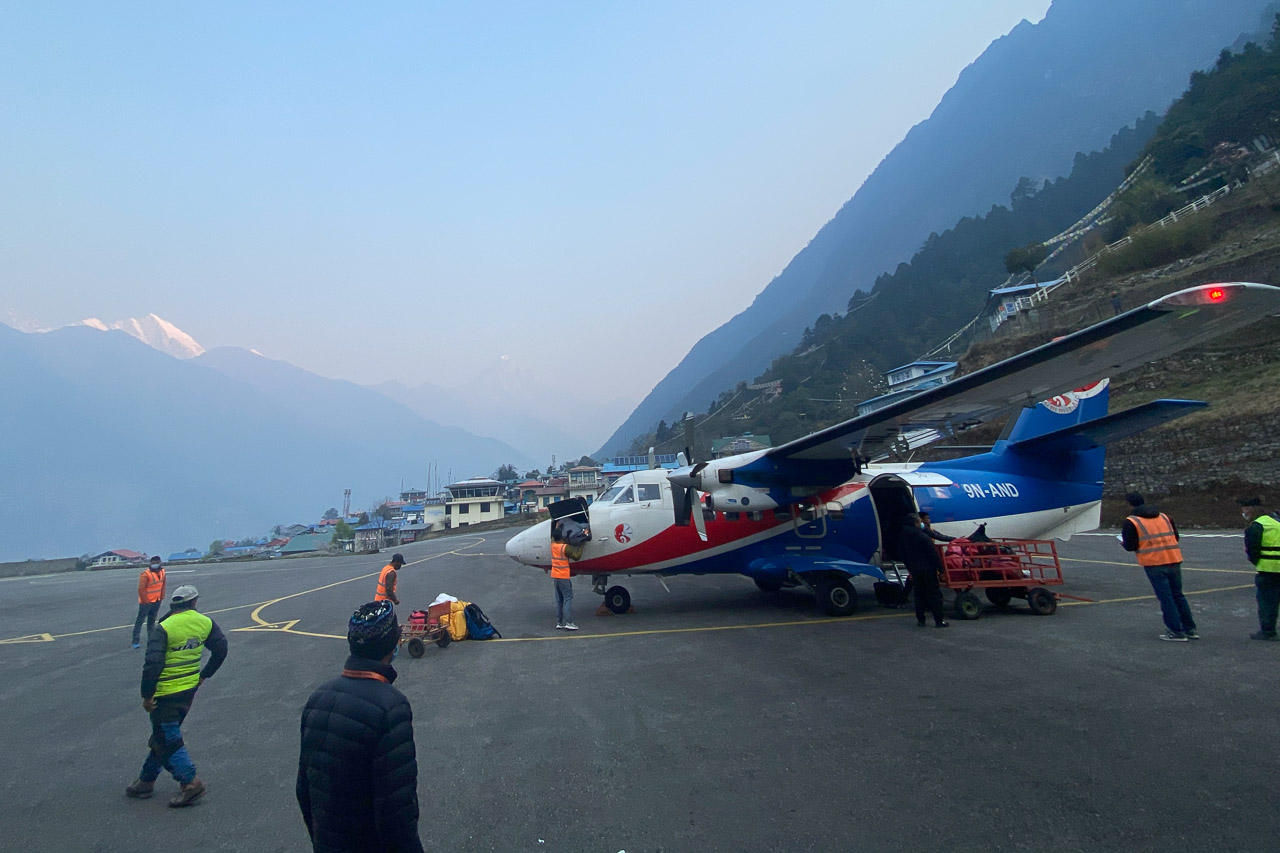 Nach einem knapp halbstündigen Flug landen wir in Lukla. 