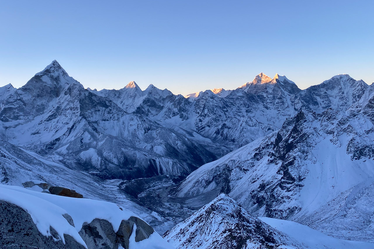 Die ersten Sonnenstrahlen auf den Gipfeln des Khumbu.