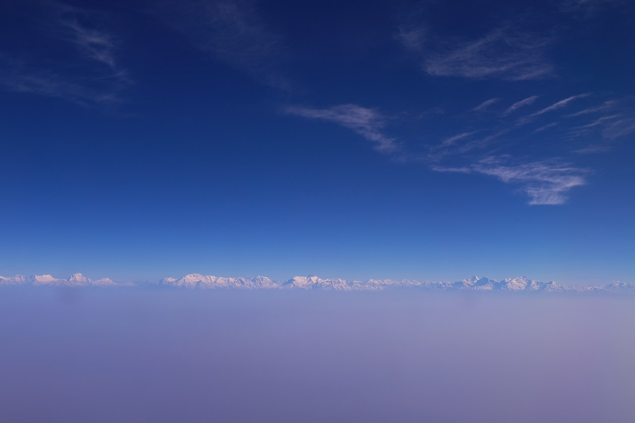 Die 8000er Dhaulagiri, Annapurna und Manaslu zeigen sich während des Anfluges nach Nepal. 