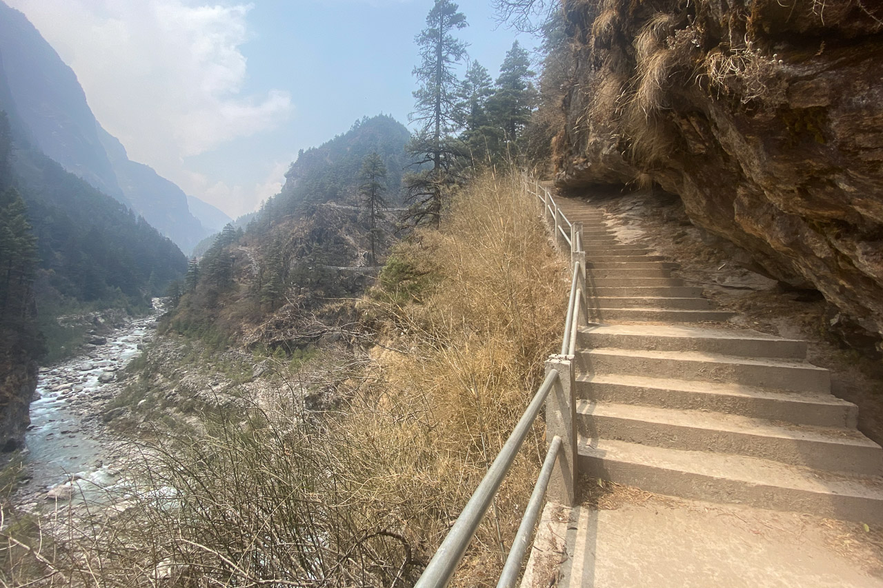 Seit einigen Jahren werden die Trekkinggebühren direkt vor Ort kassiert und mit dem Geld die Wege ausgebaut...manchmal fast zu gut ;-)