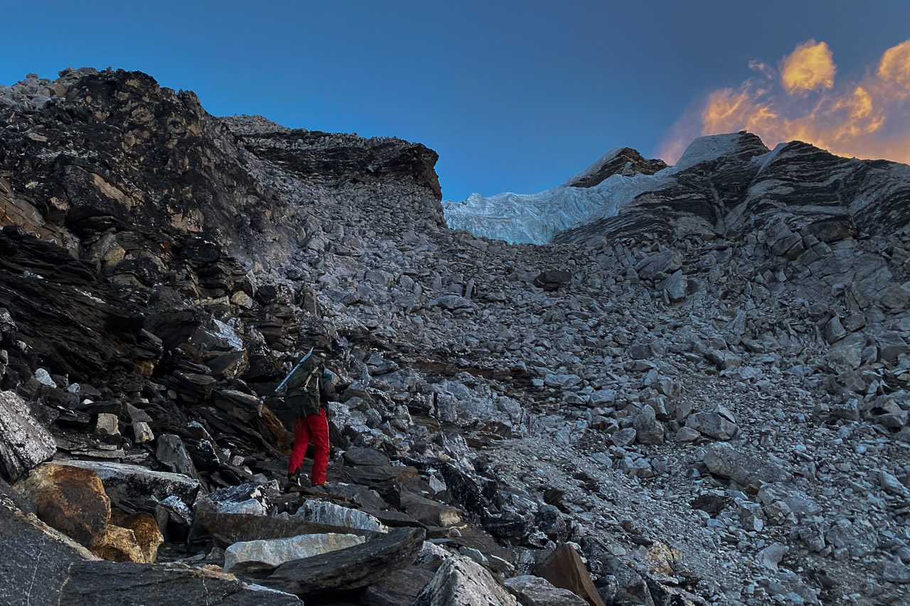 Unser Climbing-Sherpa Nima sucht den besten Weg durch die Geröllfelder.