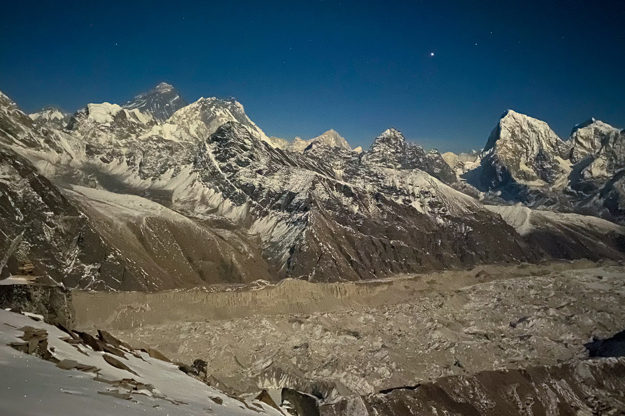 Der Ngozumba-Gletscher im Licht des Vollmonds.