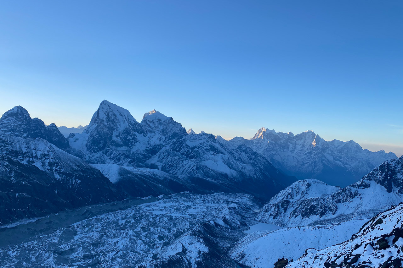 Die ersten Sonnenstrahlen treffen um halb sechs Uhr morgens auf die Bergspitzen.