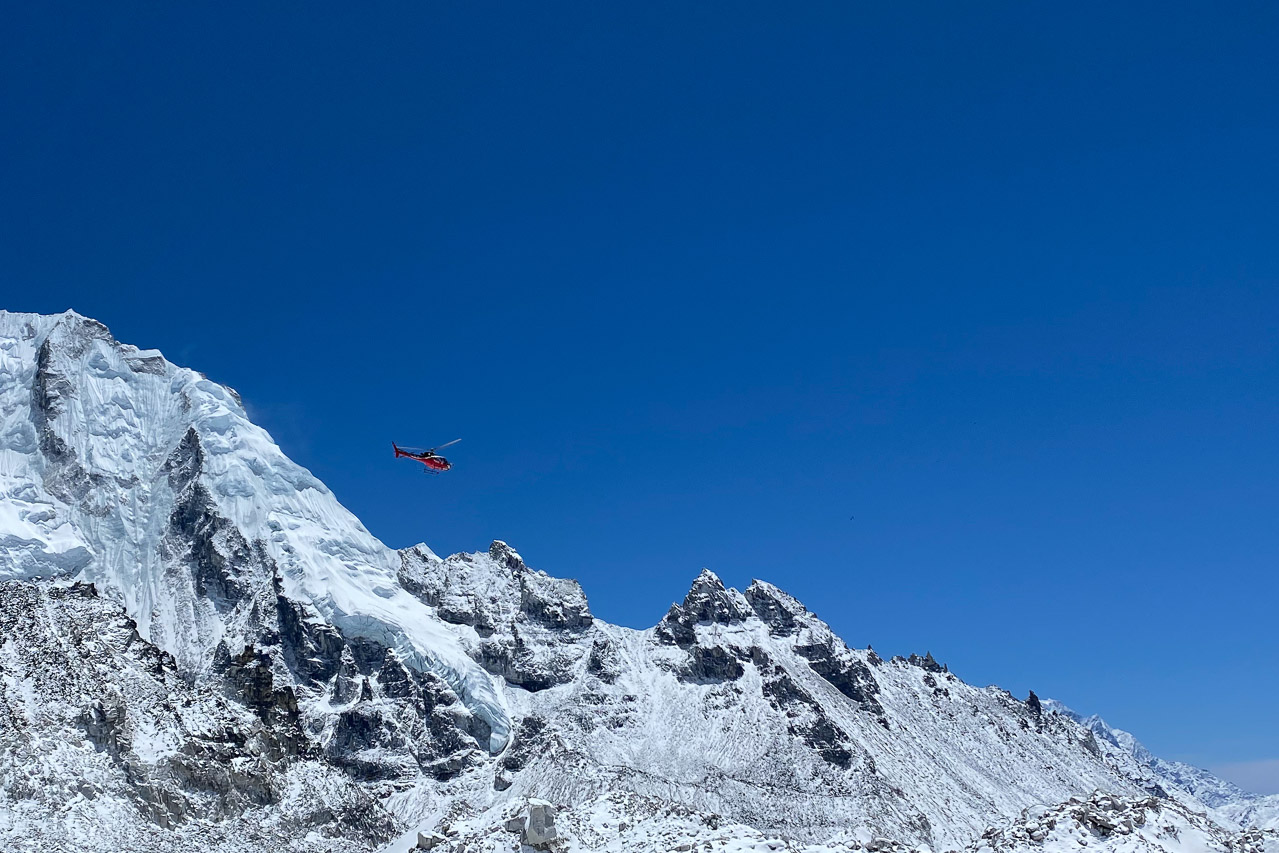 Jeden Tag sind viele Helikopter unterwegs. Nicht wegen Corona, sondern um täglich frische Lebensmittel ins Basecamp zu liefern.