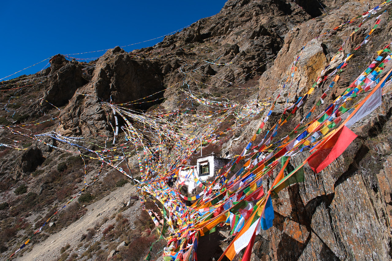 Hier soll der tibetische Heilige Milarepa 9 Jahre meditiert und anschliessend die Erleuchtung erlangt haben