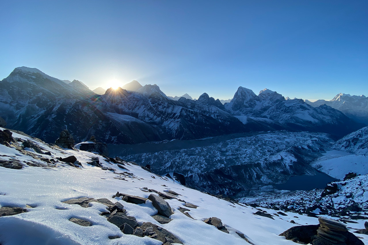 Sonnenaufgang links vom Mount Everest.