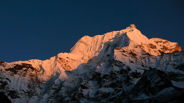 Schöne Abendstimmung über der Bergwelt Bhutans