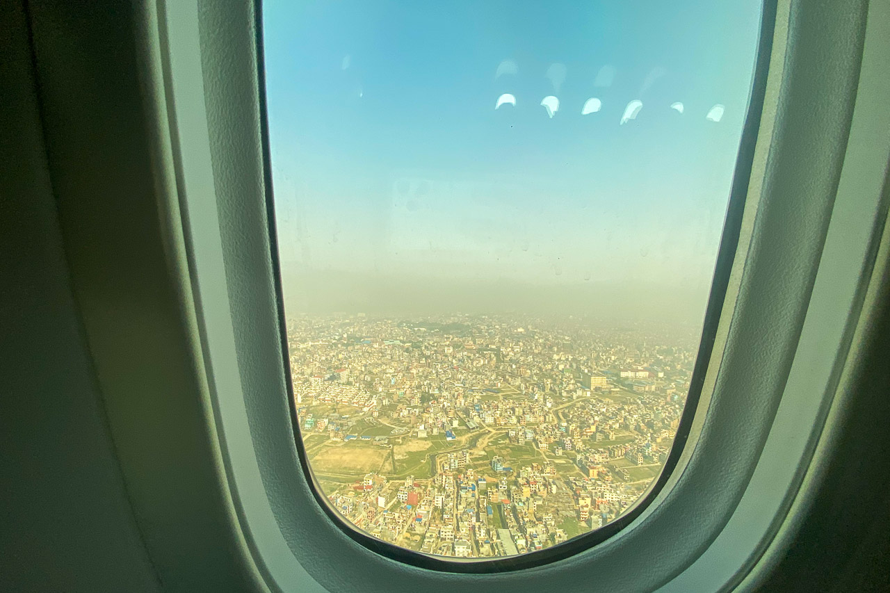 Blick über Kathmandu kurz vor der Landung.