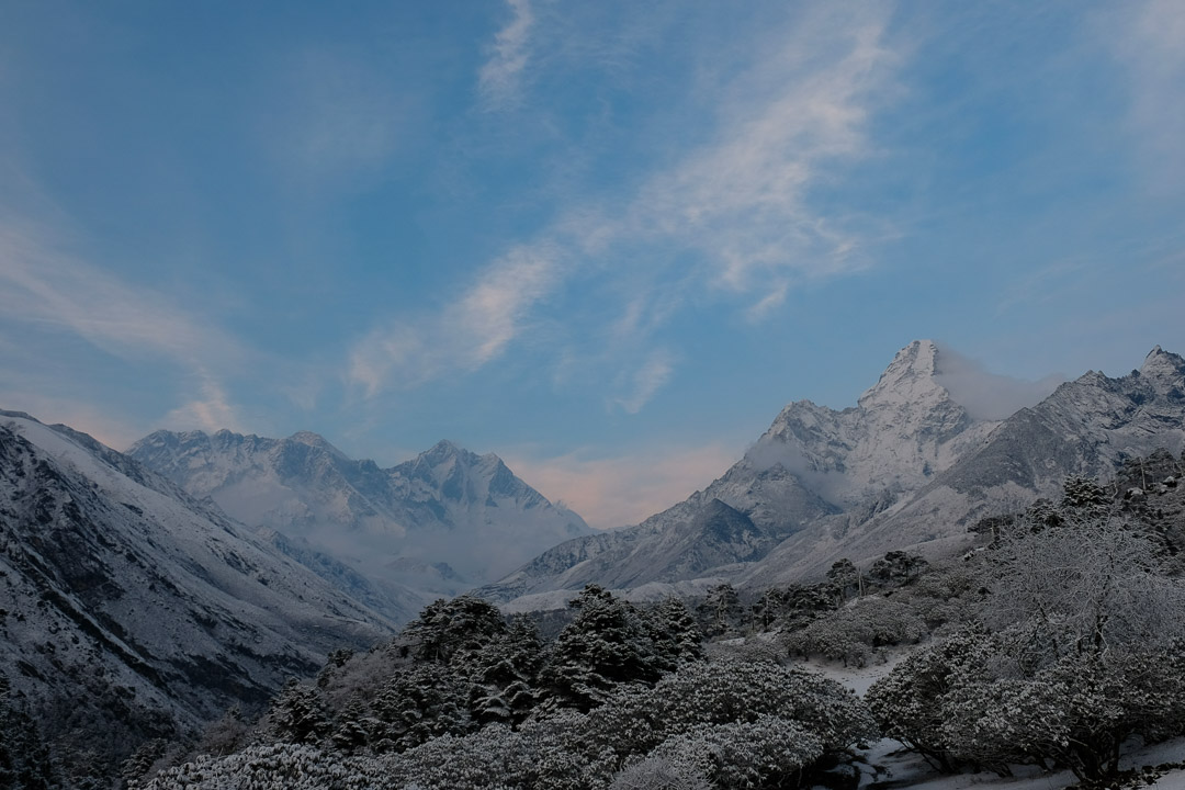 Die letzten Tage hat es abends im Khumbu geschneit. Rechts Ama Dablam, links Mount Everest und Lhotse