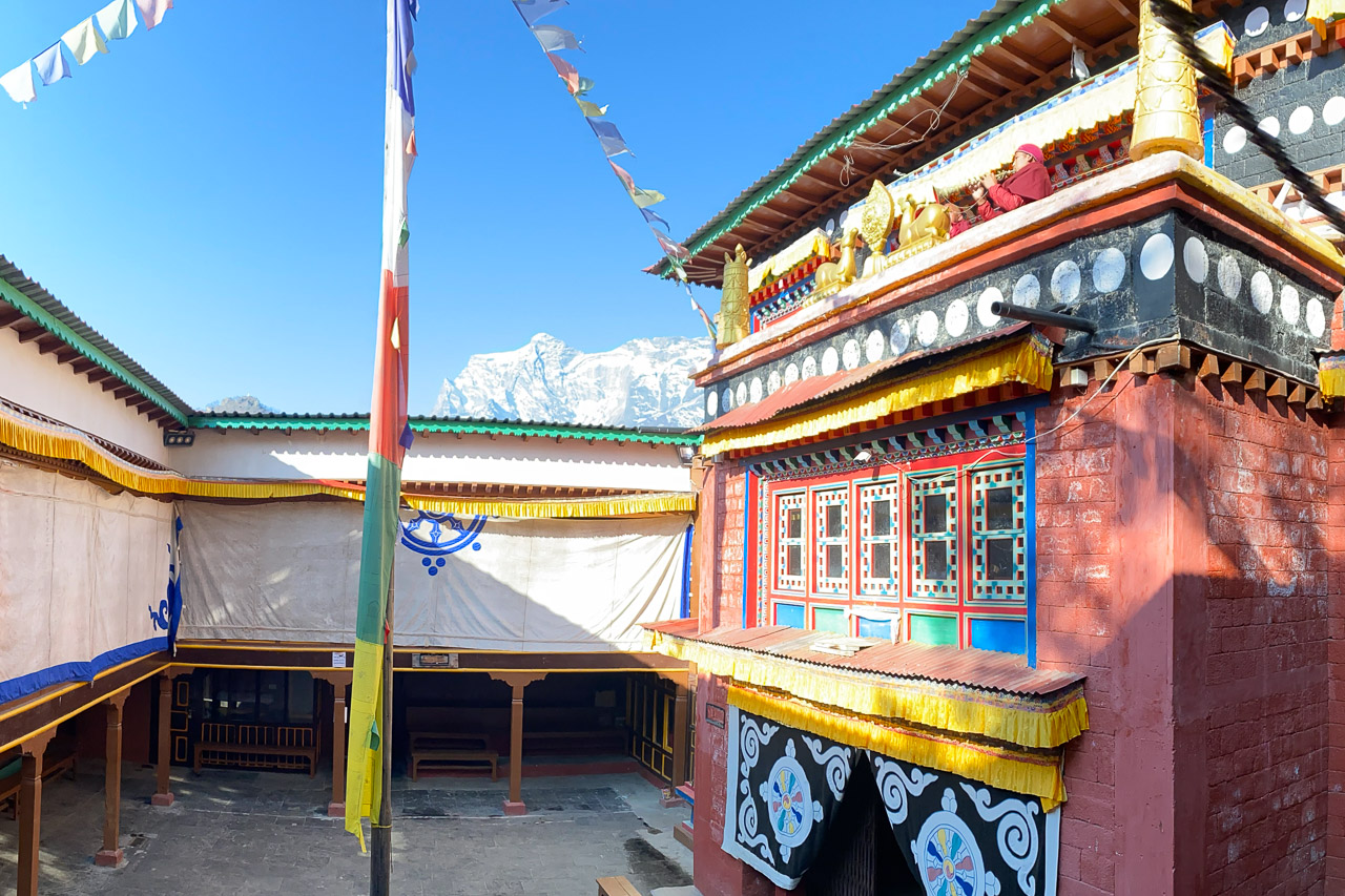 Die Mönche blasen im Kloster Khumjung zum Morgengebet