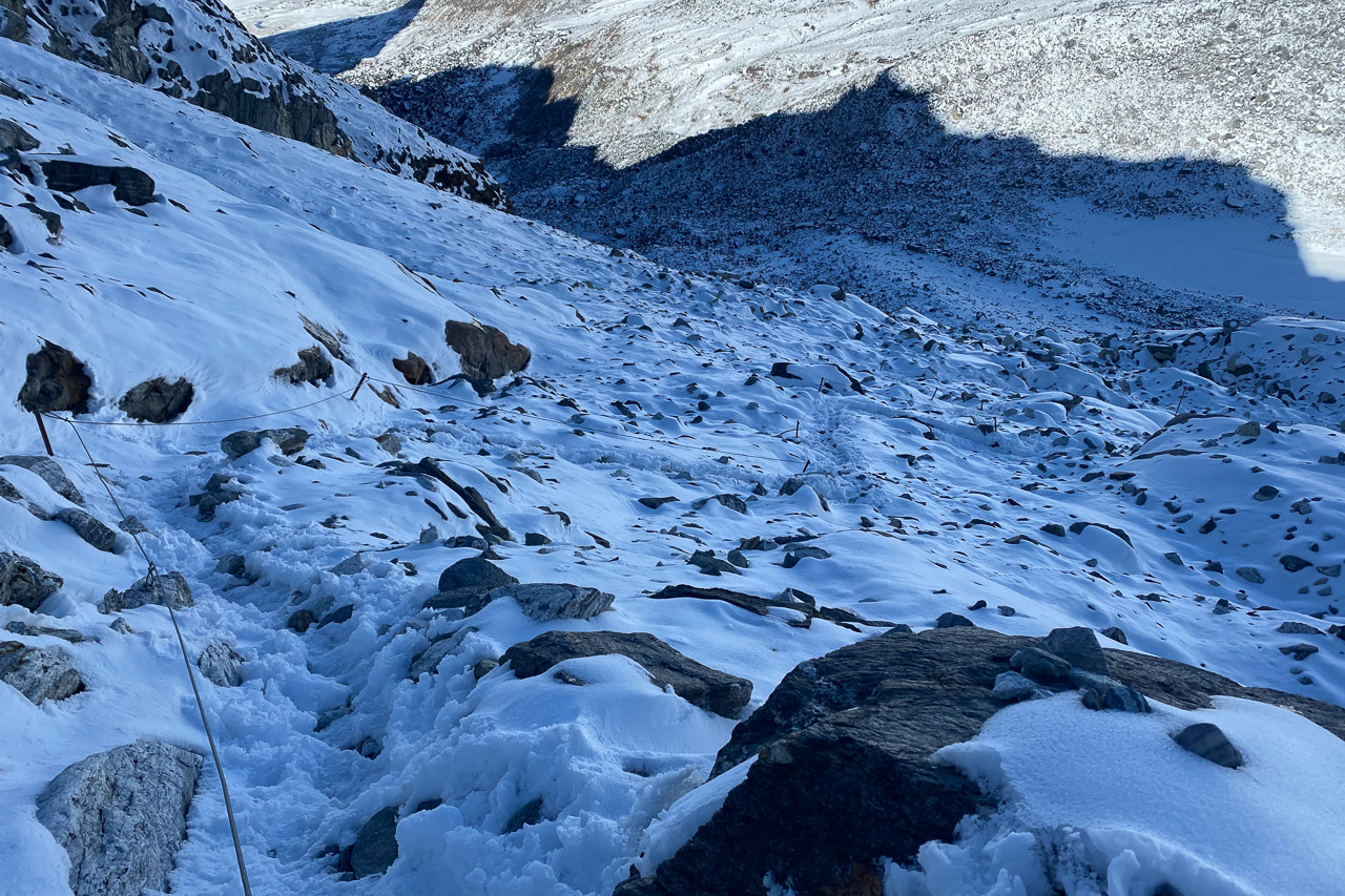 Auch bei Schnee ist der mit Drahtseilen gesicherte Übergang gut zu bewältigen.