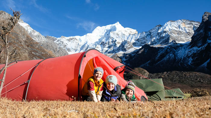 Ein Zeltplatz schöner als der andere am Fuss von Schneegipfeln in Bhutan