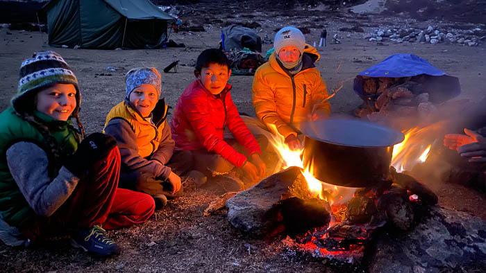 Unsere Kinder befreunden sich mit dem Hirtenbub Thinle