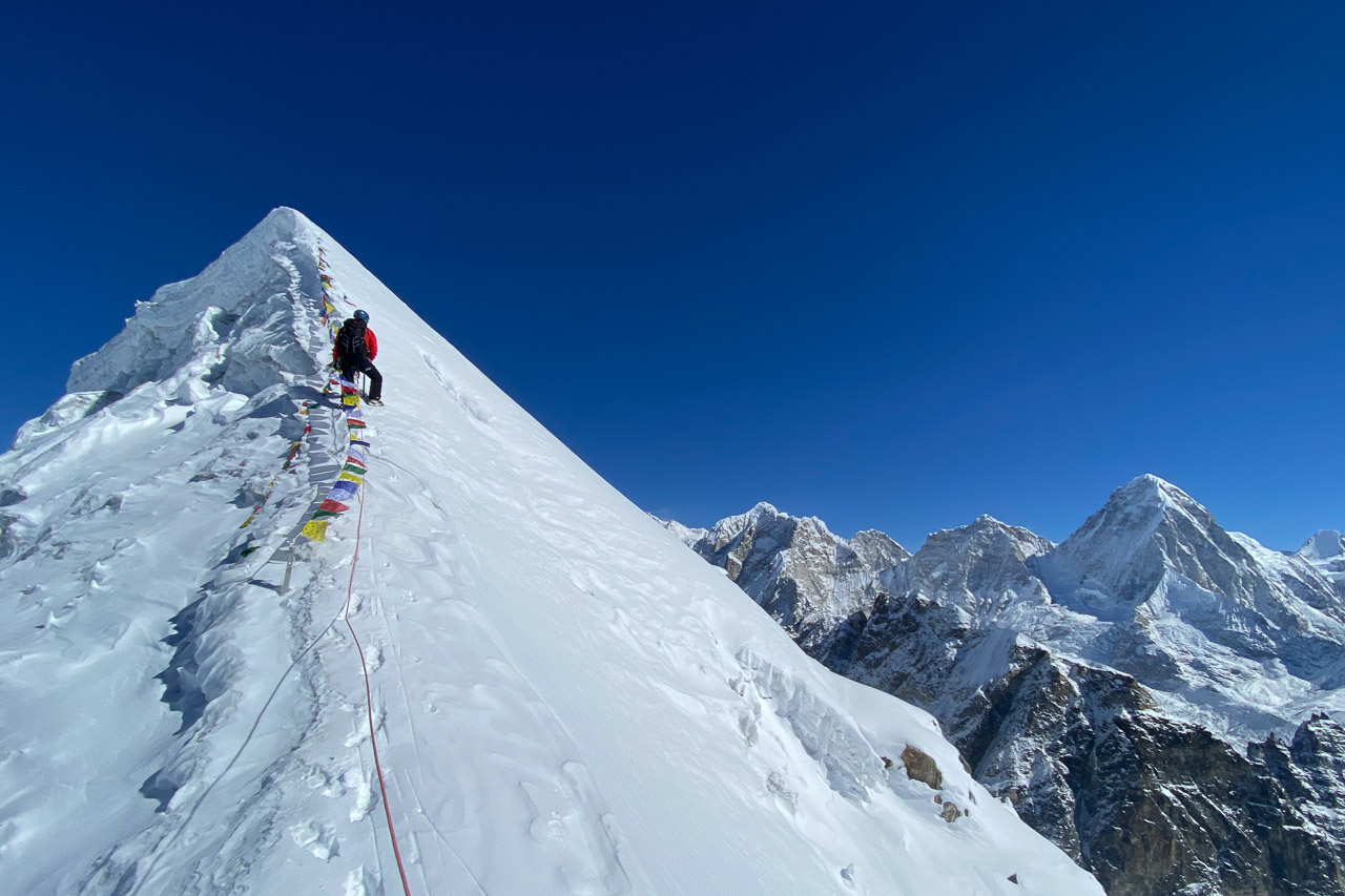 Am Gipelaufschwung des Lobuche Peak.