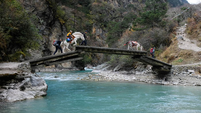 Seit kurzem gibt es eine Brücke über den Fluss