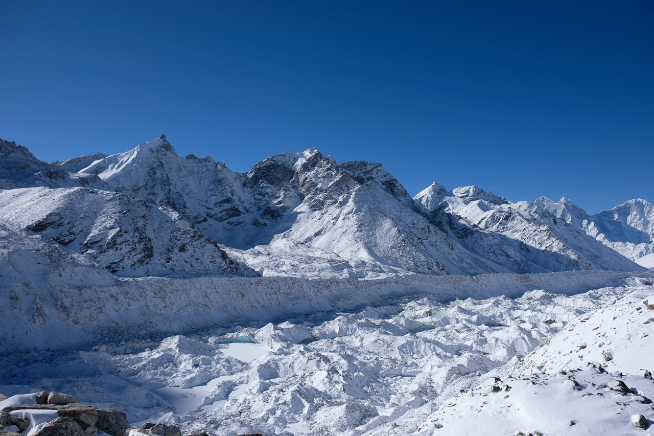 Blick über den imposanten Khumbu-Gletscher, welcher sich vom Everest talwärts schiebt.