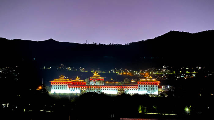 Der mächtige Dzong von Thimphu in der Abenddämmerung