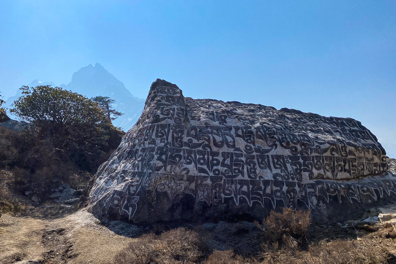 Während dem touristischen Vollstopp im 2020 hatten die Sherpa Zeit, die Mane an den Felsblöcken neu zu färben