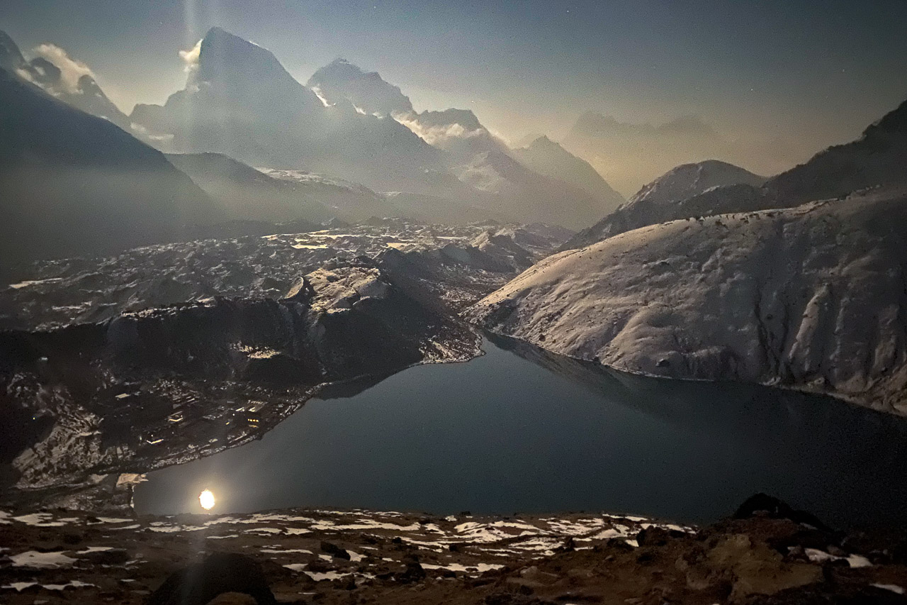 Der Vollmond spiegelt sich im See von Gokyo. 