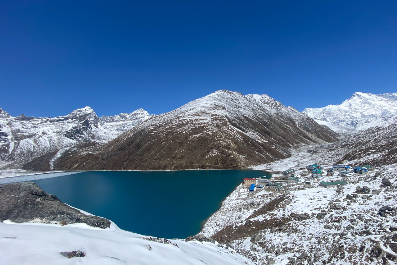 Der kleine Ort Gokyo am dritten der fünf heiligen Seen.