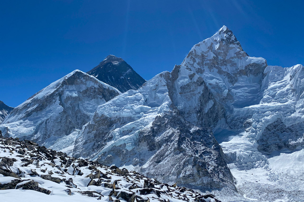 Mitte Mount Everest, recht 7861 Meter hoher Nuptse, links der «kleine» Khumbutse (6665 Meter).