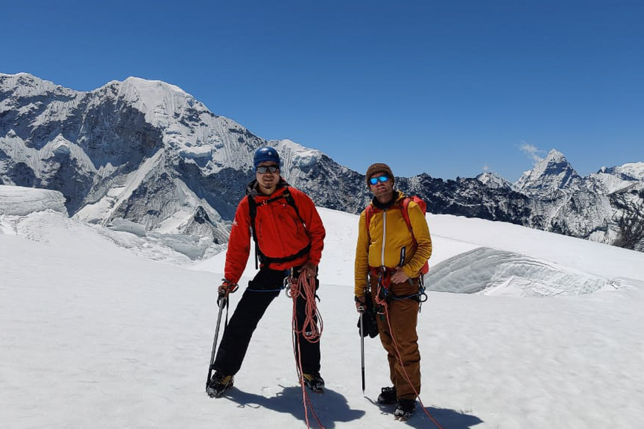 Unser lokaler Partner Kami und Thomas auf dem Gletscher.