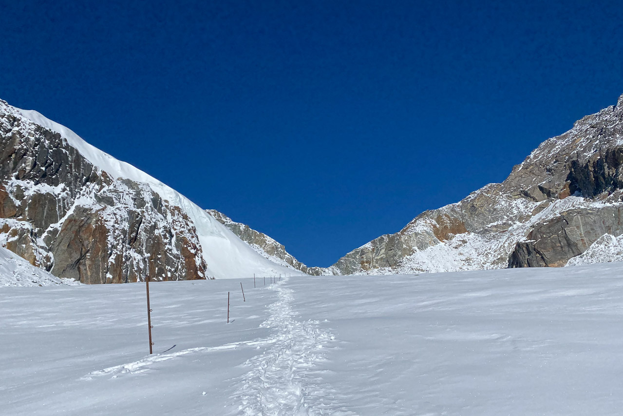 Der Weg über den Gletscher ist mit Stangen gut markiert.