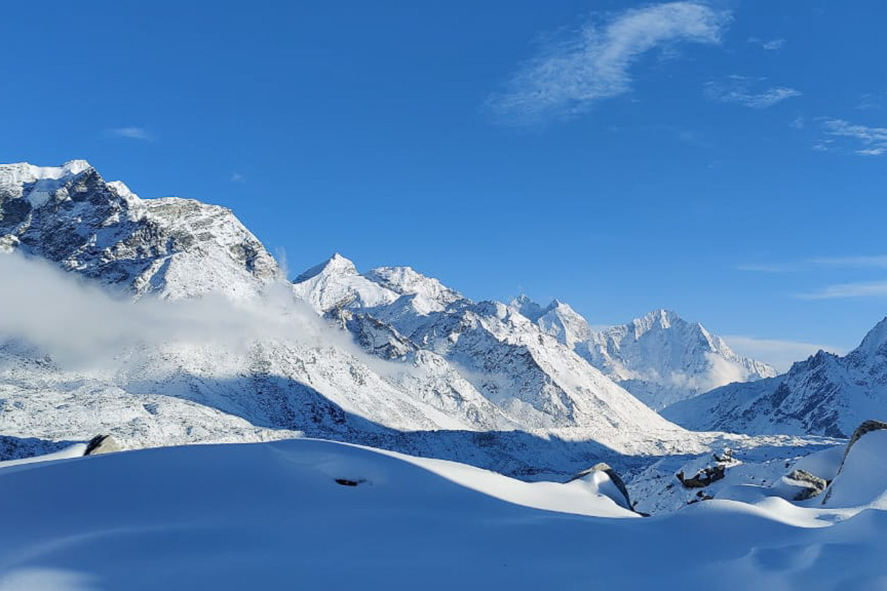 Märchenhaft verschneite Landschaft am Khumbu-Gletscher.