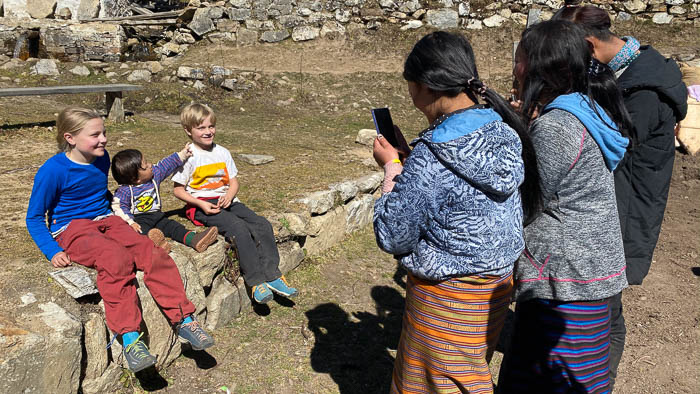 Unsere Kinder sind beliebte Fotosujets in Bhutan