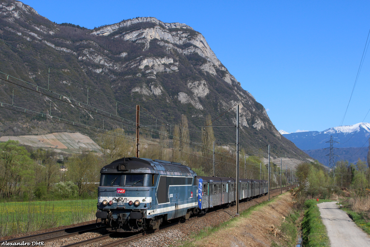 La BB 67363 a pleine vitesse passe du côté de Myans avec la Savoyarde en fond sur un TER Grenoble - Chambéry en 2015.