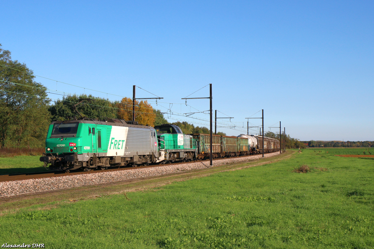 La BB 27091, elle aussi accompagnée, est vue sur un train de desserte de la région de Dijon. 