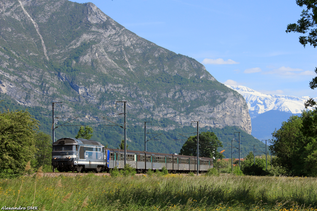 Entre Grenoble et Moirans les TER desservent St Egrève-St Robert uniquement, voici la BB 67305 après cette gare direction St Marcellin en Avril 2014.