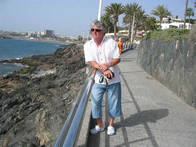 Wieder mal Urlaub auf Gran Canaria - Jänner 2009-im Hintergrund Playa del Ingles-Irgendwann werden wir hier jeden Winter unseren Lebensabend verbringen!....und Abends spielt und singt Peter an der Hotel-Bar! Auf Gran Canaria scheint immer die Sonne!